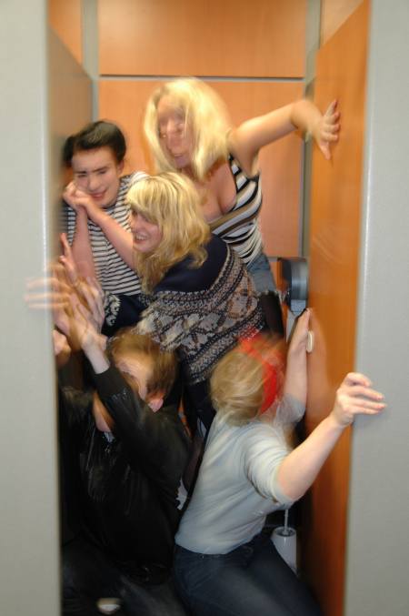 cubicle.jpg (31142 bytes)